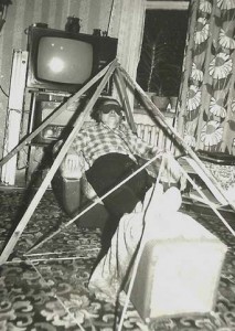 Antoni Dwilewicz podczas seansu pod składaną piramidą. (zdj. L.Matela)