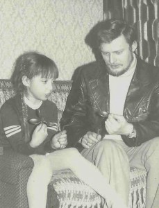 Paweł Jezierski przeprowadza testy psychokinetyczne z Luizą W. (zdj. L.Matela)